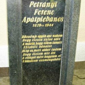 Petrányi Ferenc plébános síremléke
